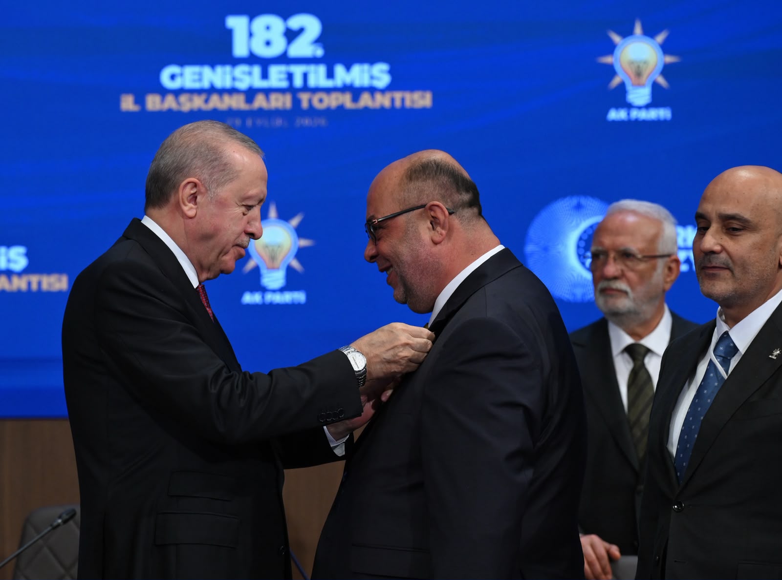 Kahramanmaraş Dulkadiroğlu ilçe Belediye Başkanı Akpınar AK Parti'ye geçti.