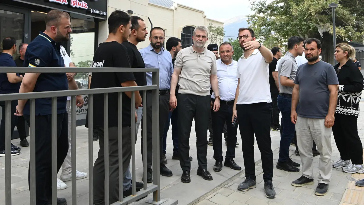 Kahramanmaraş Büyükşehir Belediyesi gece gündüz yollarda...Asfalt üstüne asfalt...