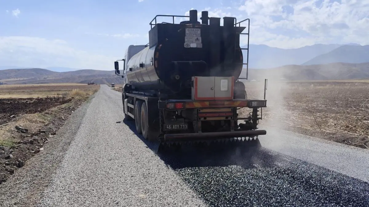 Kahramanmaraş Büyükşehir Belediyesi, asfaltlamada tam gaz devam ediyor.