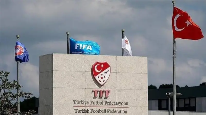Yarınki maç için Belçikaya giden Türkiye Futbol Federasyon heyetine ülkeye girişte zorluk çıkarıldı.