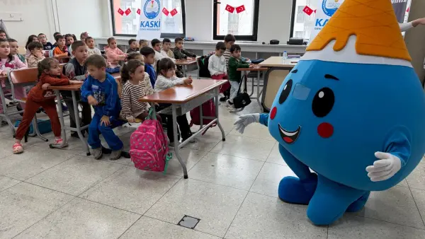 Mavi ile minik öğrenciler Su Bilincini eğlenerek öğrendi.