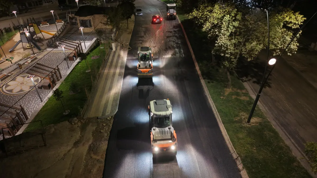 Kahramanmaraş’ta altyapısı tamamlanan yerler asfaltlanmaya devam ediyor.