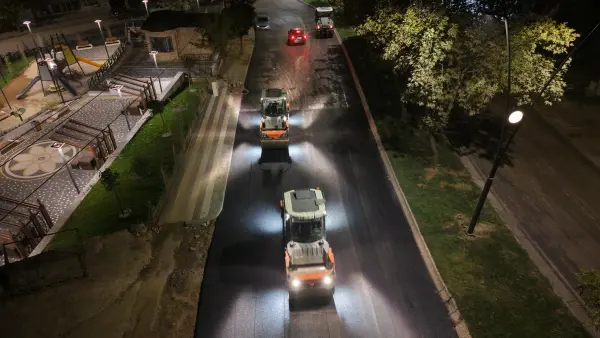 Kahramanmaraş’ta altyapısı tamamlanan yerler asfaltlanmaya devam ediyor.