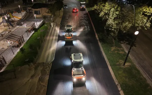 Kahramanmaraş’ta altyapısı tamamlanan yerler asfaltlanmaya devam ediyor.