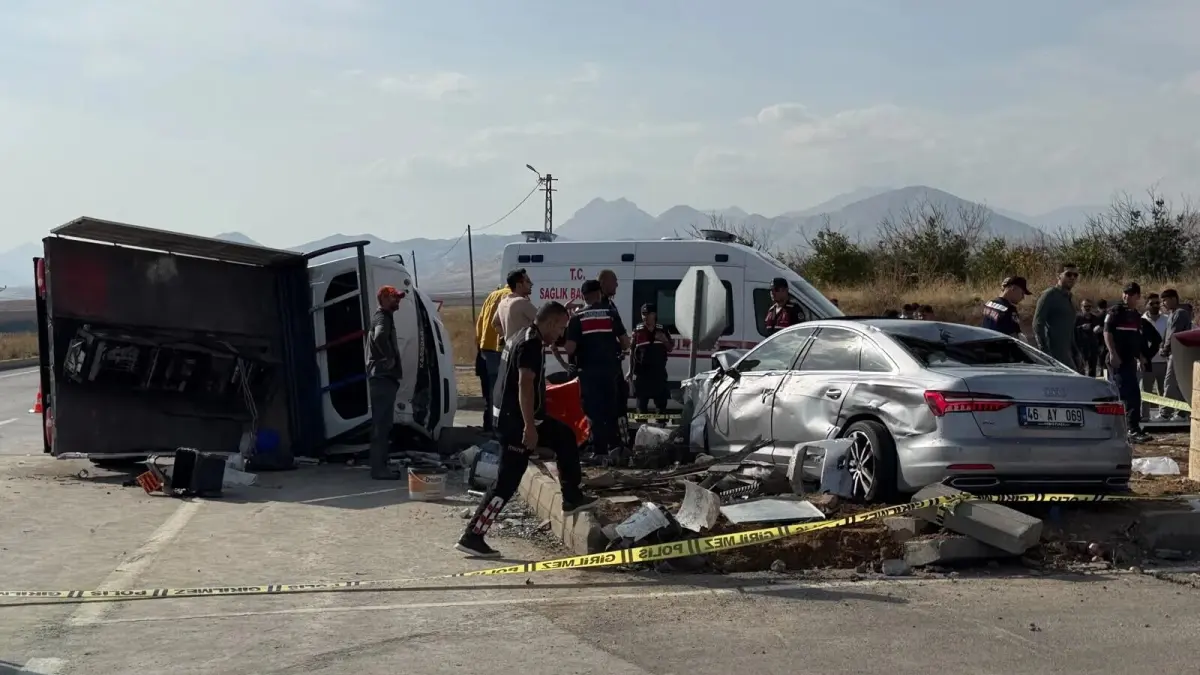 Kahramanmaraş MHP Milletvekili Karakoç'un yaralandığı kazada 1 kişi hayatını kaybetti.