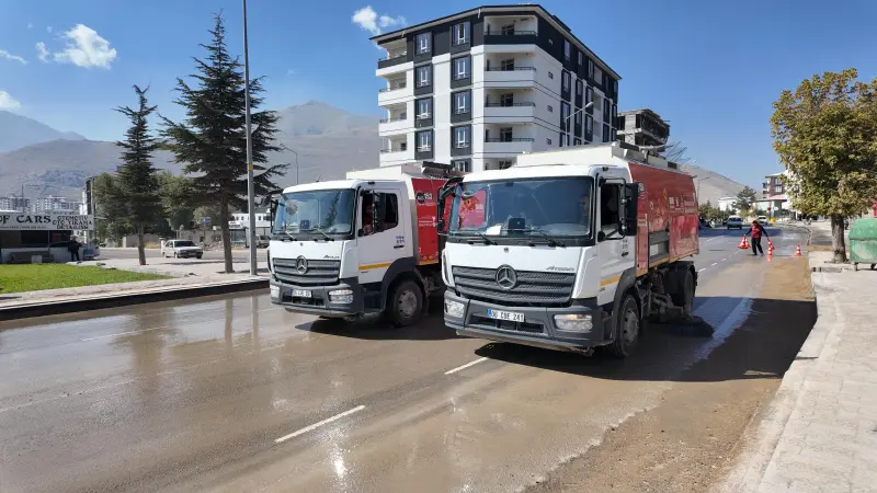Elbistan sokaklarında temizlik rutin aralıklarla devam ediyor.