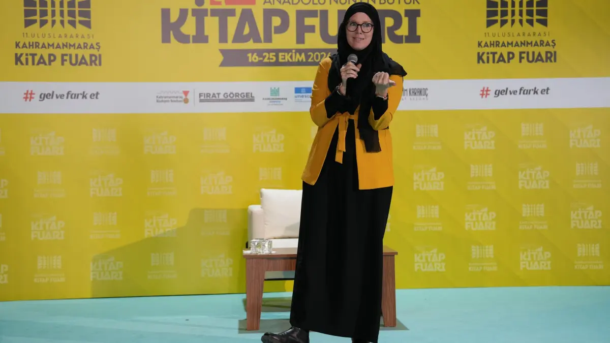 Kitap Fuarında Yazarlar ve Şairler geçidi yaşanıyor...
