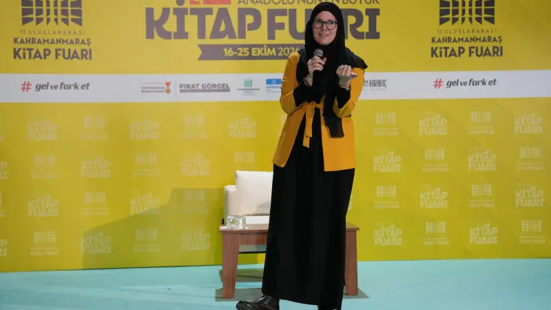 Kitap Fuarında Yazarlar ve Şairler geçidi yaşanıyor...